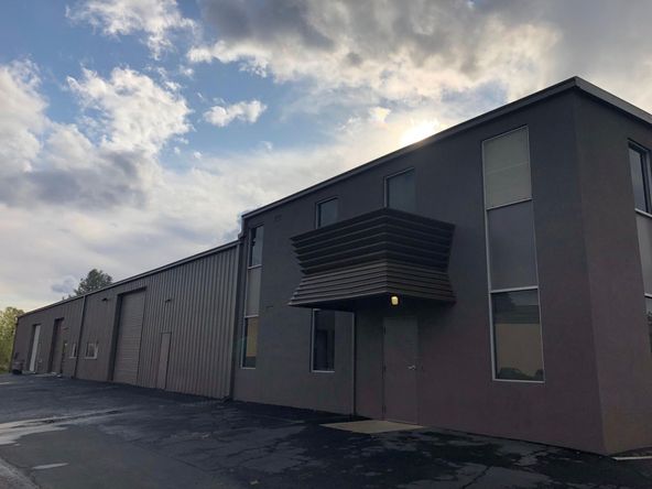 4361 Caterpillar Rd, Redding, CA 96003